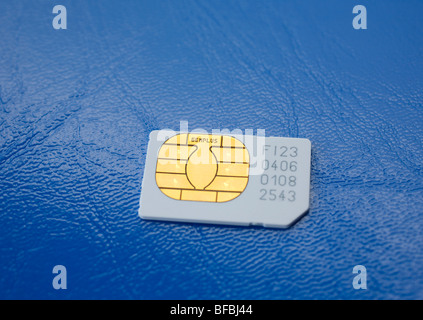 Handy SIM-Karte auf blauem Hintergrund Stockfoto