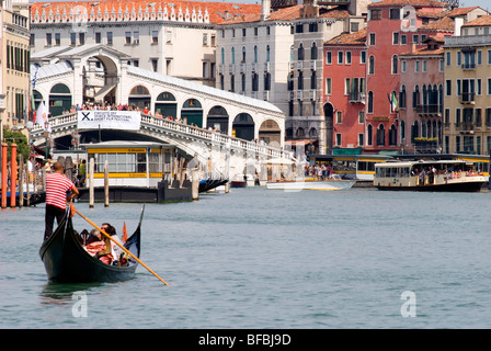 die Rialto-Brücke, überqueren den Canal Grande in Venedig Italien Stockfoto