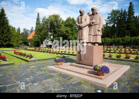 Gedenkstatue und die Gräber von Soldaten, die im Finnischen Winterkrieg und im Zweiten Weltkrieg starben, gemacht von Oskari Jauhiainen , Finnland Stockfoto