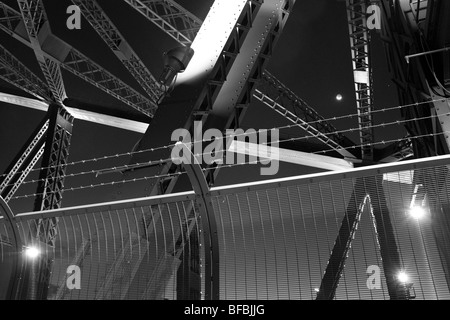 Die Tragstruktur der Sydney Harbour Bridge bei Nacht gesehen. Stockfoto