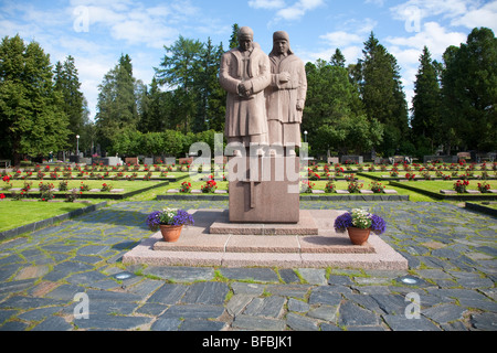 Memorial Statue und die Gräber der Soldaten, die bei der finnischen Winter Krieg gestorben und der Zweite Weltkrieg, Oulu Finnland Stockfoto