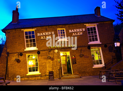 England, Staffordshire, Himley. Crooked House, einer Gastwirtschaft, die vom Bergbau Setzungen gelitten hat Stockfoto