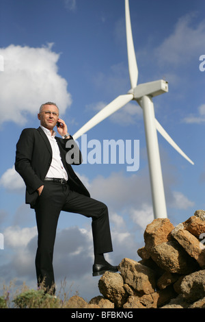 Mann am Telefon vor der Windmühle Stockfoto