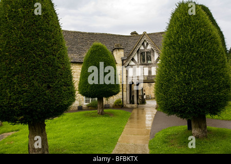 Lychgate und Eiben an Str. Marys Kirche Painswick, Gloucestershire Stockfoto