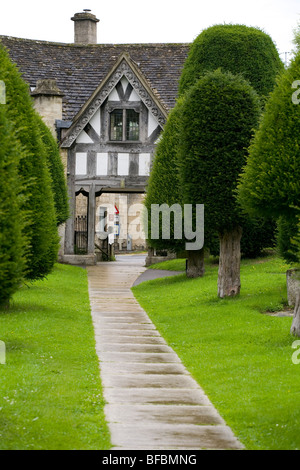 Eiben, die zu den Lychgate im Kirchhof von Str. Marys Kirche, Painswick Stockfoto