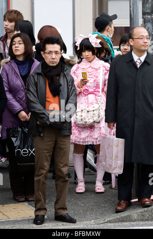 Porträt eines jungen Menschen verkleidet zu Fuß durch die Massen in Harajuku, Tokyo, Japan Stockfoto