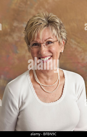 Portrait Studio weißes Hemd glücklich Reife Frau in ihren 60ern. Herr Kalifornien Stockfoto