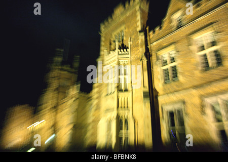 Lanyon Building, Queens University Belfast (QUB), in der Nacht in einem gruseligen Ambiente. Stockfoto