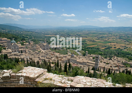 Blick über Assisi, Italien, von den Wänden des Rocca Maggiore Stockfoto