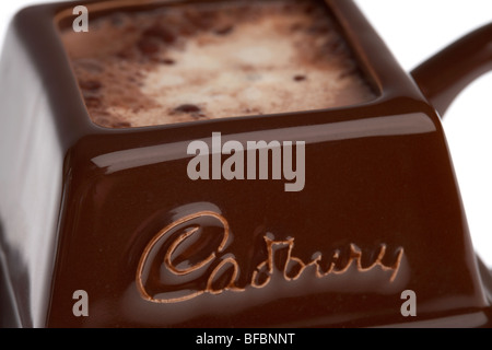 Cadbury Schokolade Tasse in Form eines Blocks von Schokolade zum Trinken Schokolade Studioaufnahme Stockfoto