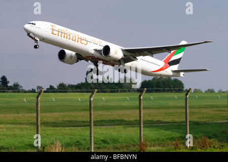 Boeing 777, durchgeführt von Emirates abheben aus Birmingham Airport Stockfoto