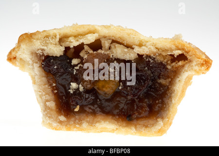 Mince Pie halbieren mit Inhalt auf weißem Hintergrund Stockfoto