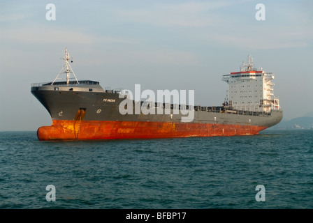 Containerschiff TS India vor Anker im Hafen von Hong Kong Stockfoto
