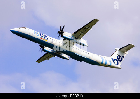 Bombardier Dash 8 operiert von Flybe klettern Sie aus nehmen Sie am Flughafen Birmingham Stockfoto