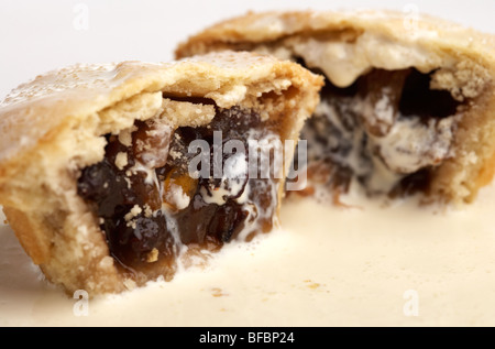 Mince Pies in Scheiben geschnitten mit frischer Sahne Stockfoto