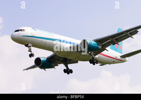 Boeing 757 betriebene erste auserlesene Fluglinien auf Landeanflug am Flughafen Birmingham Stockfoto