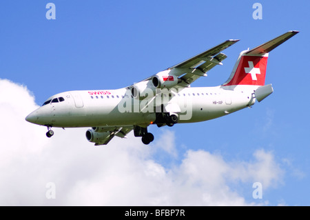 Avro RJ100 Landeanflug am Flughafen Birmingham von Swiss International Air Lines operiert Stockfoto