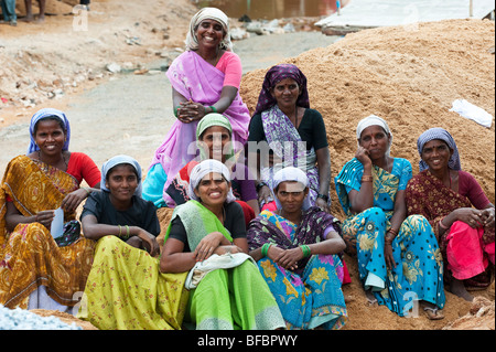 Indische Frauen auf den Straßen in Puttaparthi, Andhra Pradesh, Indien Stockfoto