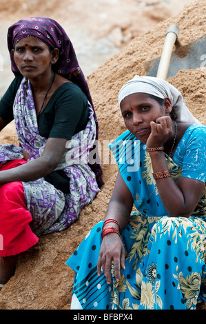 Indische Frauen auf den Straßen in Puttaparthi, Andhra Pradesh, Indien Stockfoto