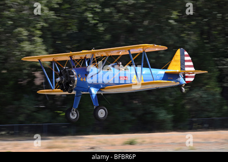 Boeing PT-17 Stearman im Flug über die Nevada County Airport in Grass Valley, Kalifornien. Stockfoto