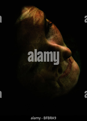 Schreckliche junge Frau, eine digitale fotografische Kunst Montage aus der Indigomoods Sammlung von kreativen composites Stockfoto