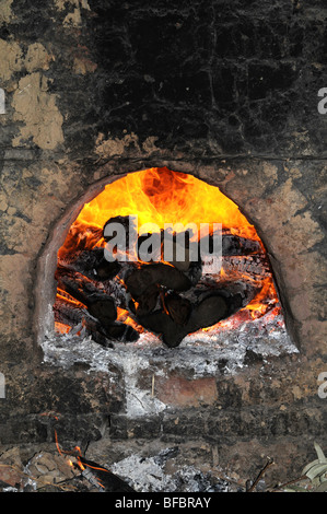 Brennholz glühend heiß innen Ofen Ton Schindeln in Cajabamba in Peru zu heilen Stockfoto