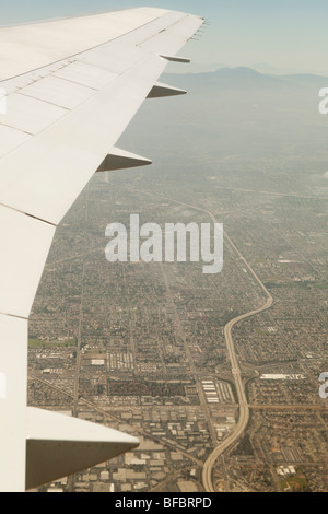 Flugzeug fliegen über Los Angeles Stockfoto