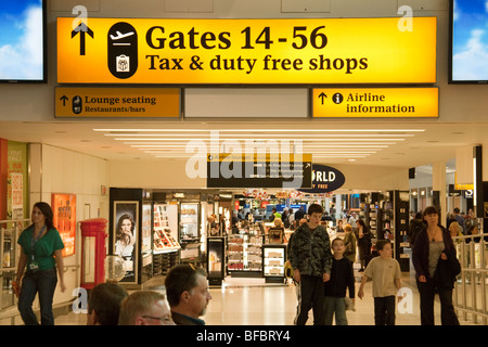 Reisende in der Abflughalle, Terminal 1 Heathrow Flughafen London UK Stockfoto