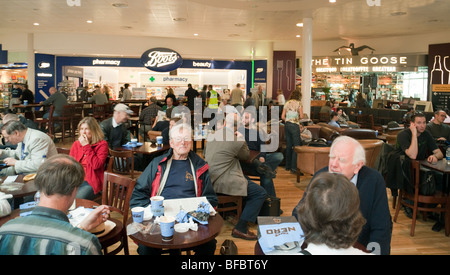 Menschen Essen im Café, Abflughalle, terminal 1, Heathrow Flughafen London UK Stockfoto