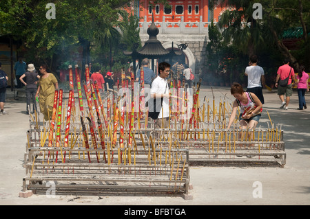 Gebet-Räucherstäbchen im Po Lin Kloster bei Tian Tan, Lantau Island, Hongkong Stockfoto