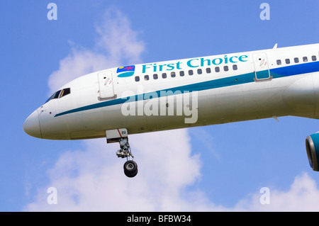 Boeing 757 betriebene erste auserlesene Fluglinien auf Landeanflug am Flughafen Birmingham Stockfoto