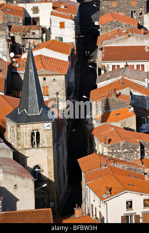 Eine Luftaufnahme des Dorfes Corent (Puy de Dôme - Auvergne - Frankreich). Vue Aérienne du Village de Corent (Puy-de-Dôme - Frankreich) Stockfoto