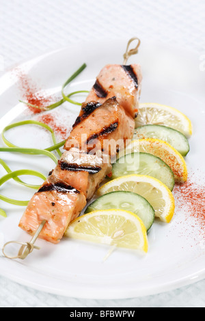 Gegrillter Lachs mit Zitrone Stockfoto