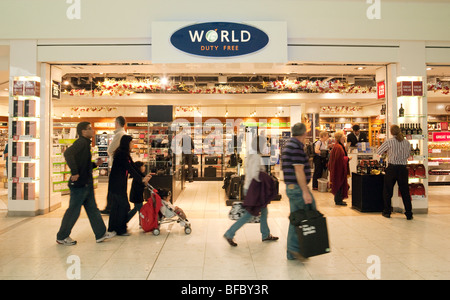 Die World Duty Free Shop, Terminal 1, Flughafen London Heathrow UK Stockfoto