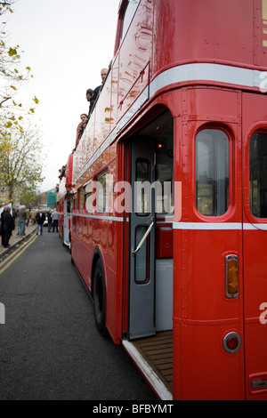 Routemaster Bus mit Brawn GP Team während der Parade in Brackley Northamptonshire Stockfoto