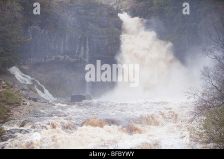 Der Fluss Doe über Ingleton in Lancashire, UK, Hochwasser Stockfoto