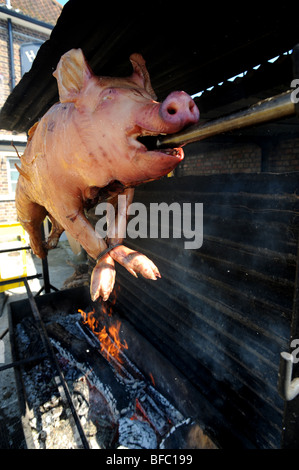 Schwein braten dreht am Spieß Stockfoto