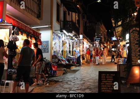 Eines der wichtigsten Einkaufsstraßen im Zentrum von Kalkan in der Nacht Stockfoto