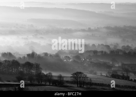 Sonnenaufgang und Nebel füllt sich das Tal von Wharfedale in North Rigton in der Nähe von Harrogate in North Yorkshire, Großbritannien Stockfoto