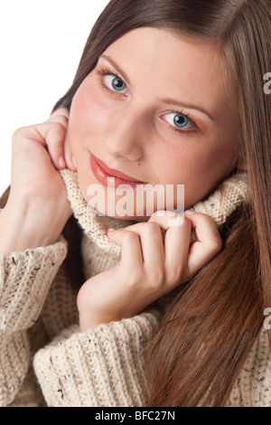 Porträt der schönen jungen Frau mit Rollkragenpullover auf weißem Hintergrund Stockfoto