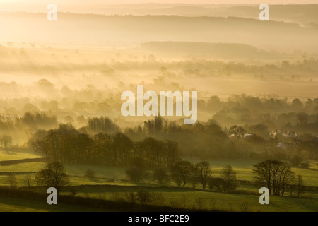 Sonnenaufgang und Nebel füllt sich das Tal von Wharfedale in North Rigton in der Nähe von Harrogate in North Yorkshire, Großbritannien Stockfoto