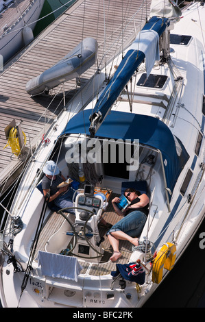 Jersey - Saint Helier Elizabeth Marina Hafen entspannend auf einem Boot Stockfoto