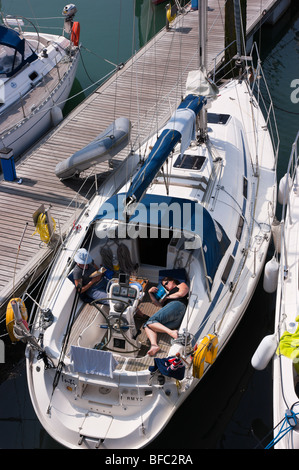 Jersey - Saint Helier Elizabeth Marina Hafen entspannend auf einem Boot Stockfoto