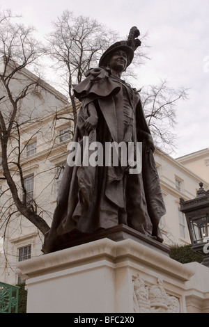 Die kürzlich vorgestellten Statue der Königin Elizabeth die Königin Mutter, in der Nähe des Buckingham Palace in der Mall. Stockfoto