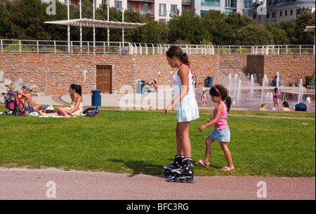 Saint Helier Jersey Mädchen mit einem auf Inline-Roller Skate Schuhe Stockfoto