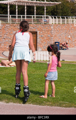 Saint Helier Jersey Mädchen mit einem auf Inline-Roller Skate Schuhe Stockfoto