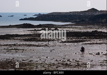 Jersey - St Brelade paar am Strand Stockfoto