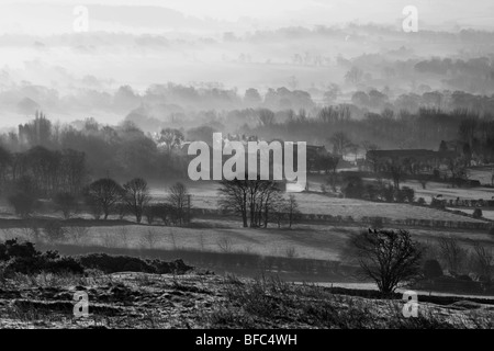 Sonnenaufgang und Nebel füllt sich das Tal von Wharfedale in North Rigton in der Nähe von Harrogate in North Yorkshire, Großbritannien Stockfoto