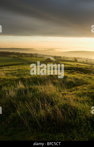 Sonnenaufgang und Nebel füllt sich das Tal von Wharfedale von North Rigton in der Nähe von Harrogate in North Yorkshire, UK Stockfoto