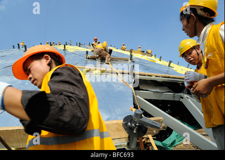 Chinesische Arbeiter auf der Baustelle der World Expo 2010 in Shanghai, China. 15. Oktober 2009 Stockfoto